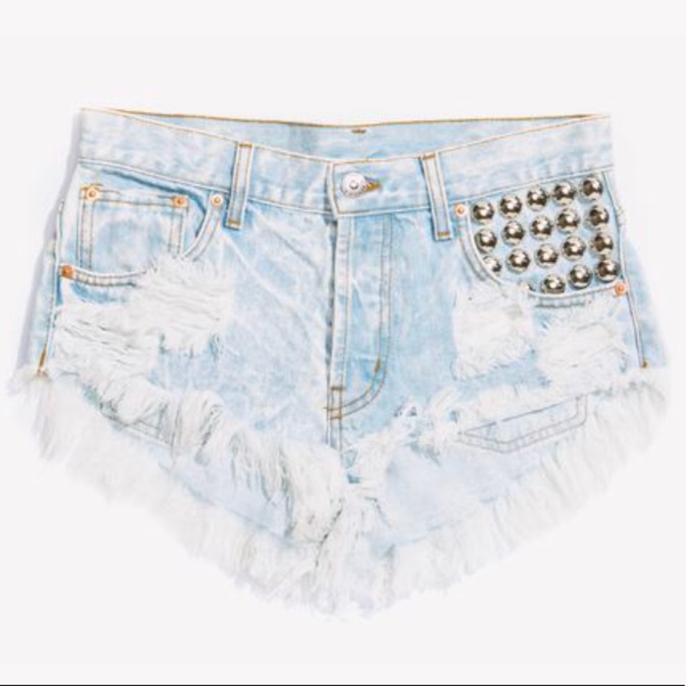 ✨RUNWAYDREAMZ STUDDED SHORTS✨